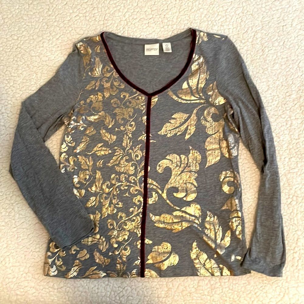 Zenergy by Chico’s gold metallic detail long sleeve V-neck tee